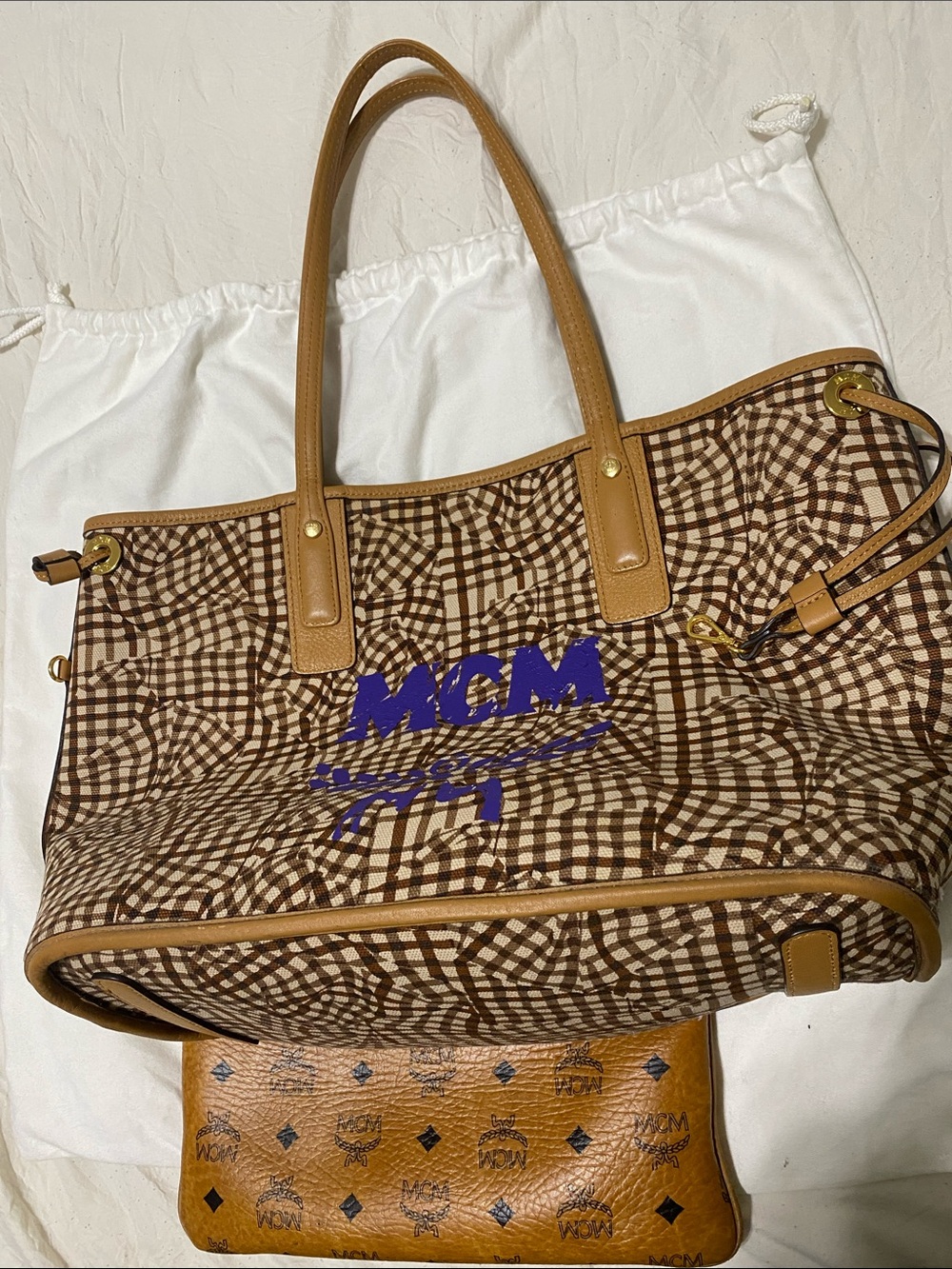 Women’s MCM reversible shoulder bag in Cognac - Picture 4 of 11
